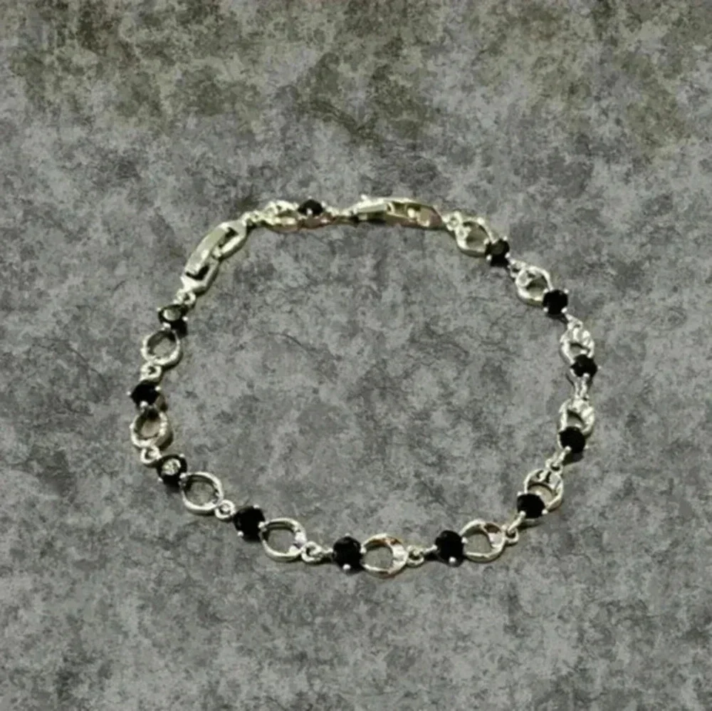 BEAUTIFUL BLACK AND SILVER CLASP BRACELET